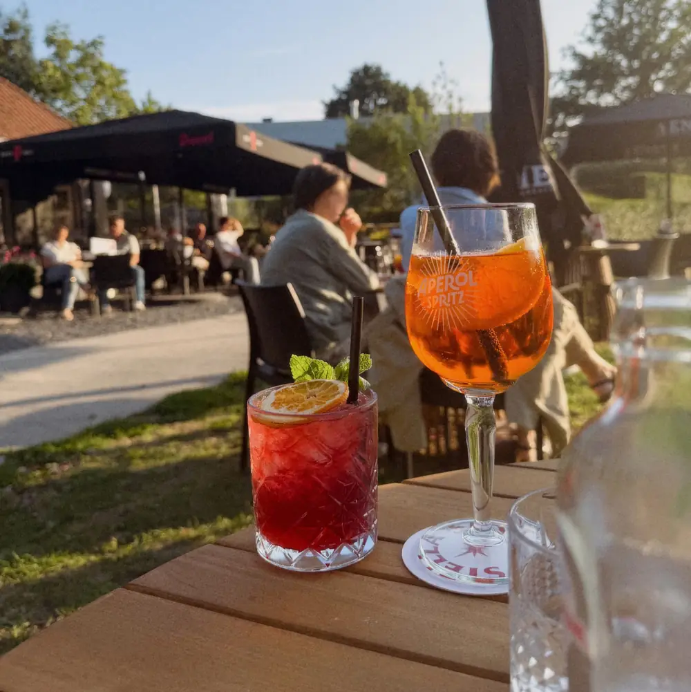 Spritz en een rode cocktail in de avondzon op het terras van De Zoeten Inval